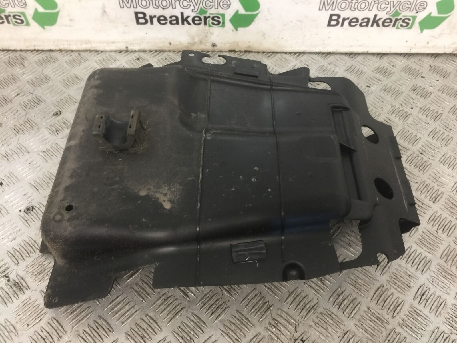 SUZUKI 650 BURGMAN INNER MUDGUARD  YEAR 2014-2018 (STOCK 769)