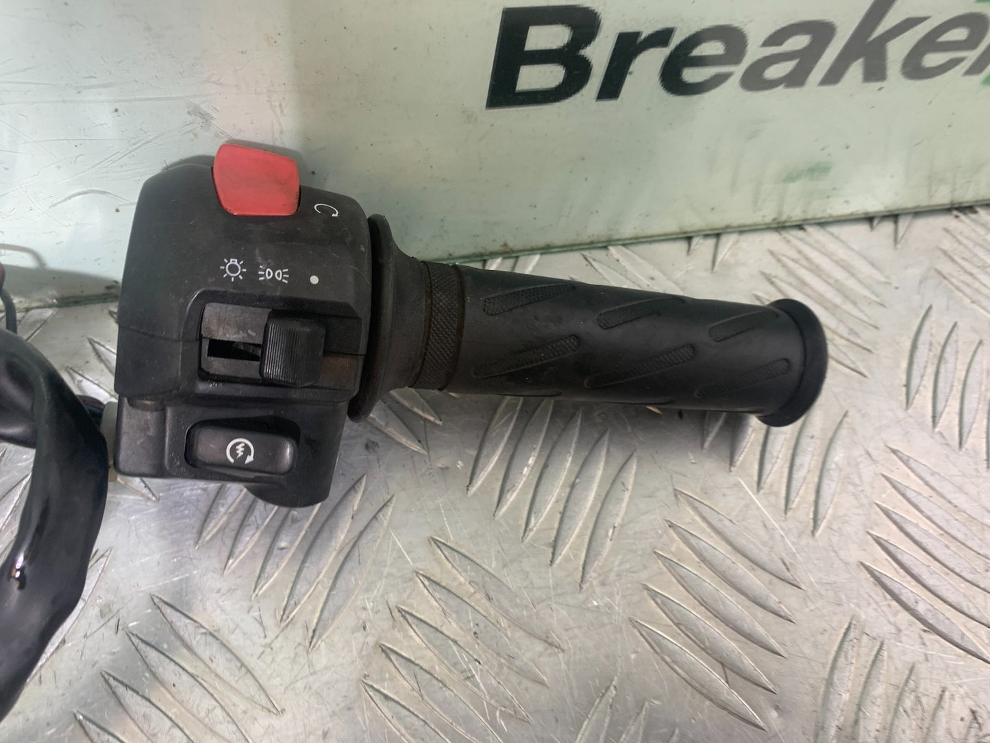 SUZUKI GSX750 INAZUMA RIGHT SWITCH GEAR  YEAR 1998-2003 (CMB1308)