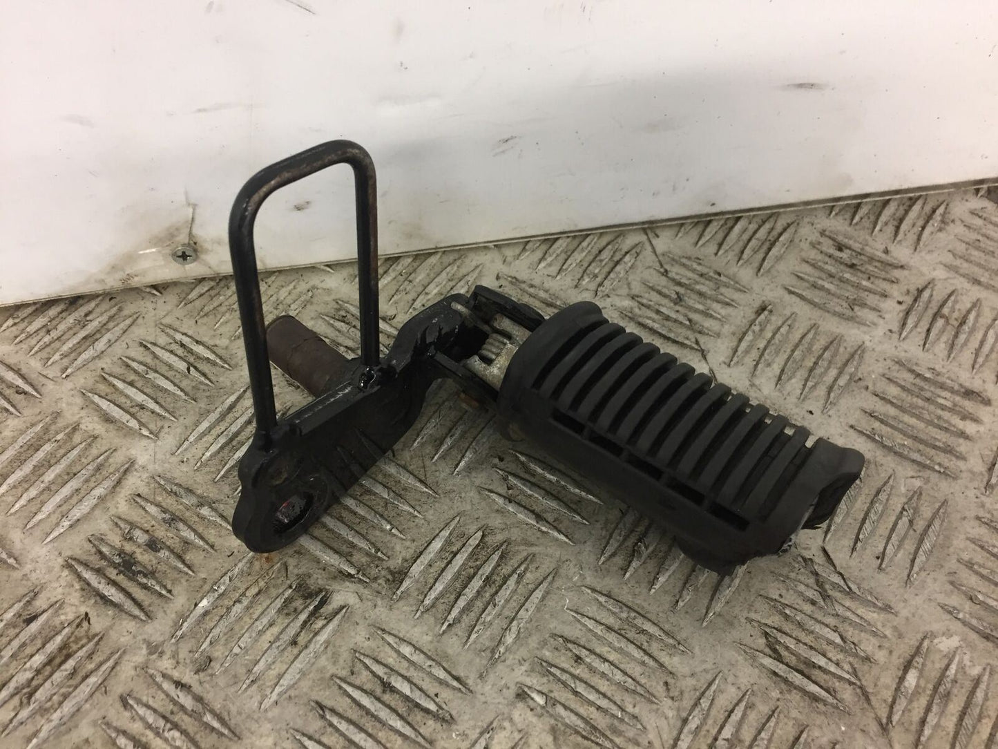 SUZUKI VAN VAN 125 FRONT RIGHT PEG  YEAR 2005