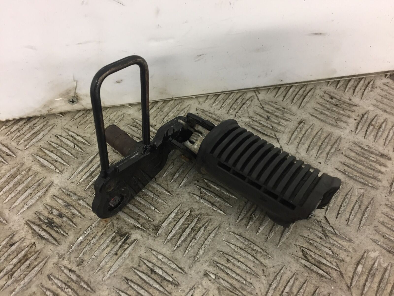 SUZUKI VAN VAN 125 FRONT RIGHT PEG  YEAR 2005