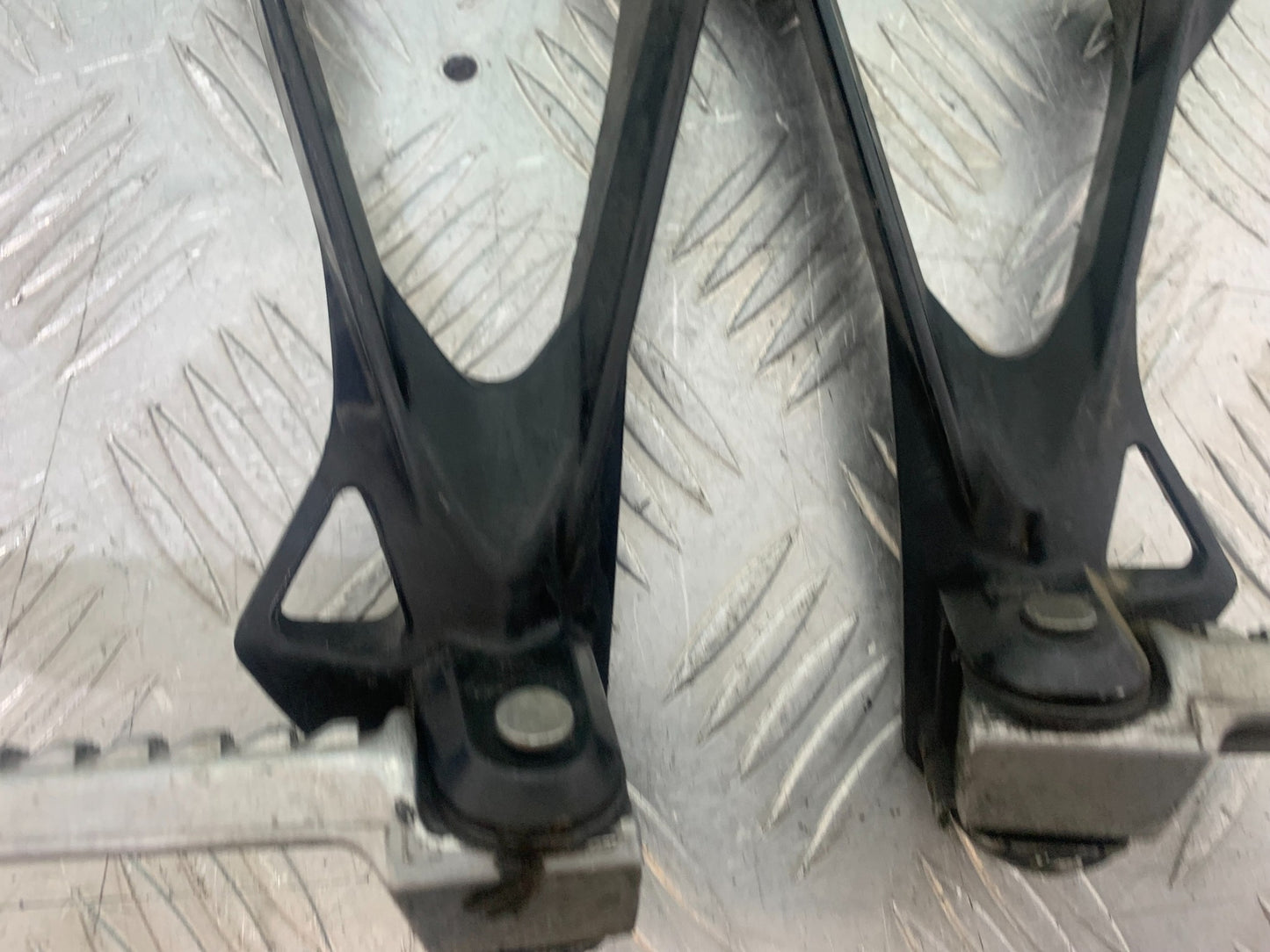 KAWASAKI ZX6R ZX6 R P7F P8F REAR HANGERS AND PEGS   YEAR 2007-08 (CMB1165)