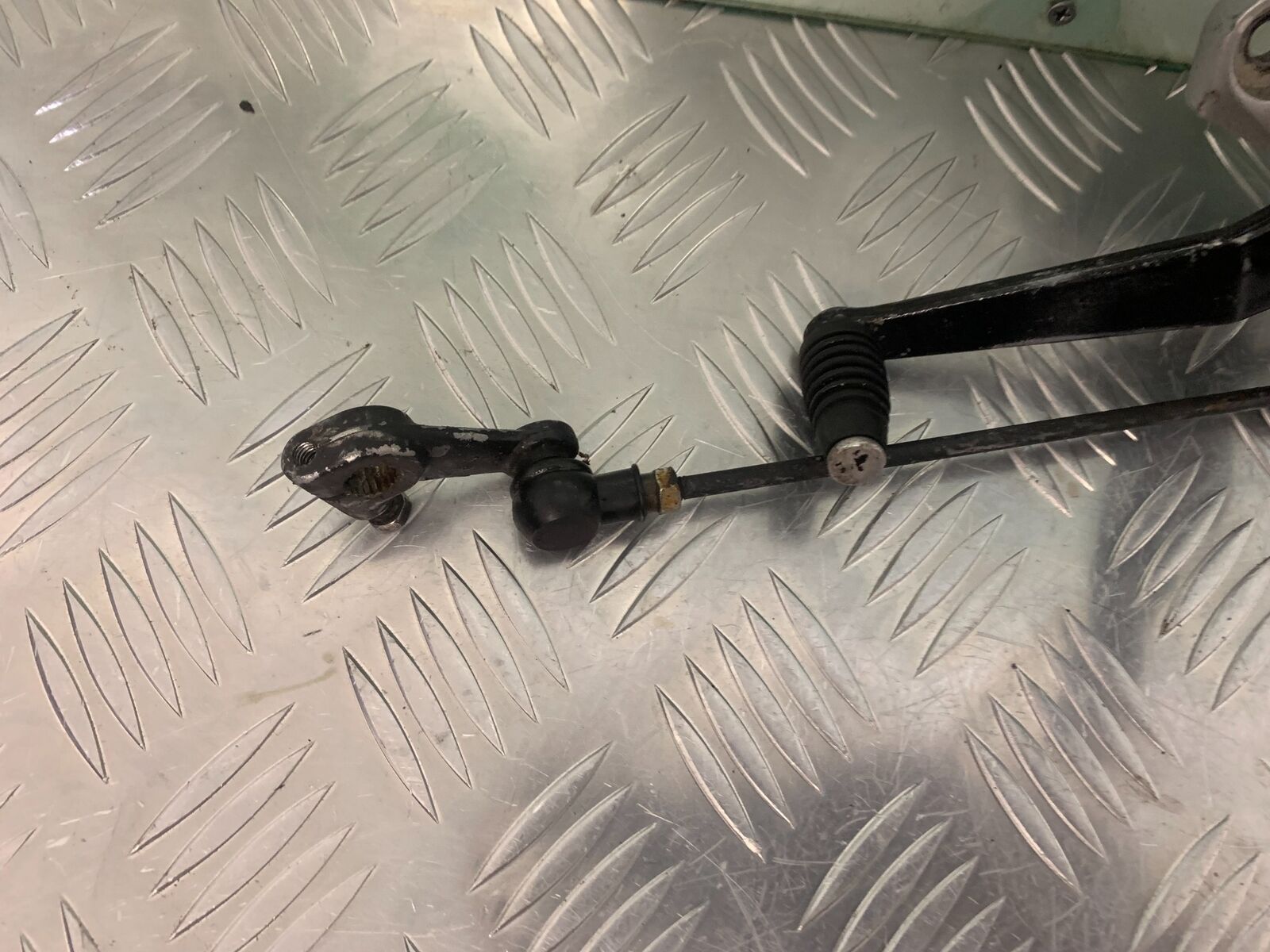 SUZUKI SV1000 SV 1000 K3 FRONT LEFT HANGER YEAR 2004 (STOCK 970)