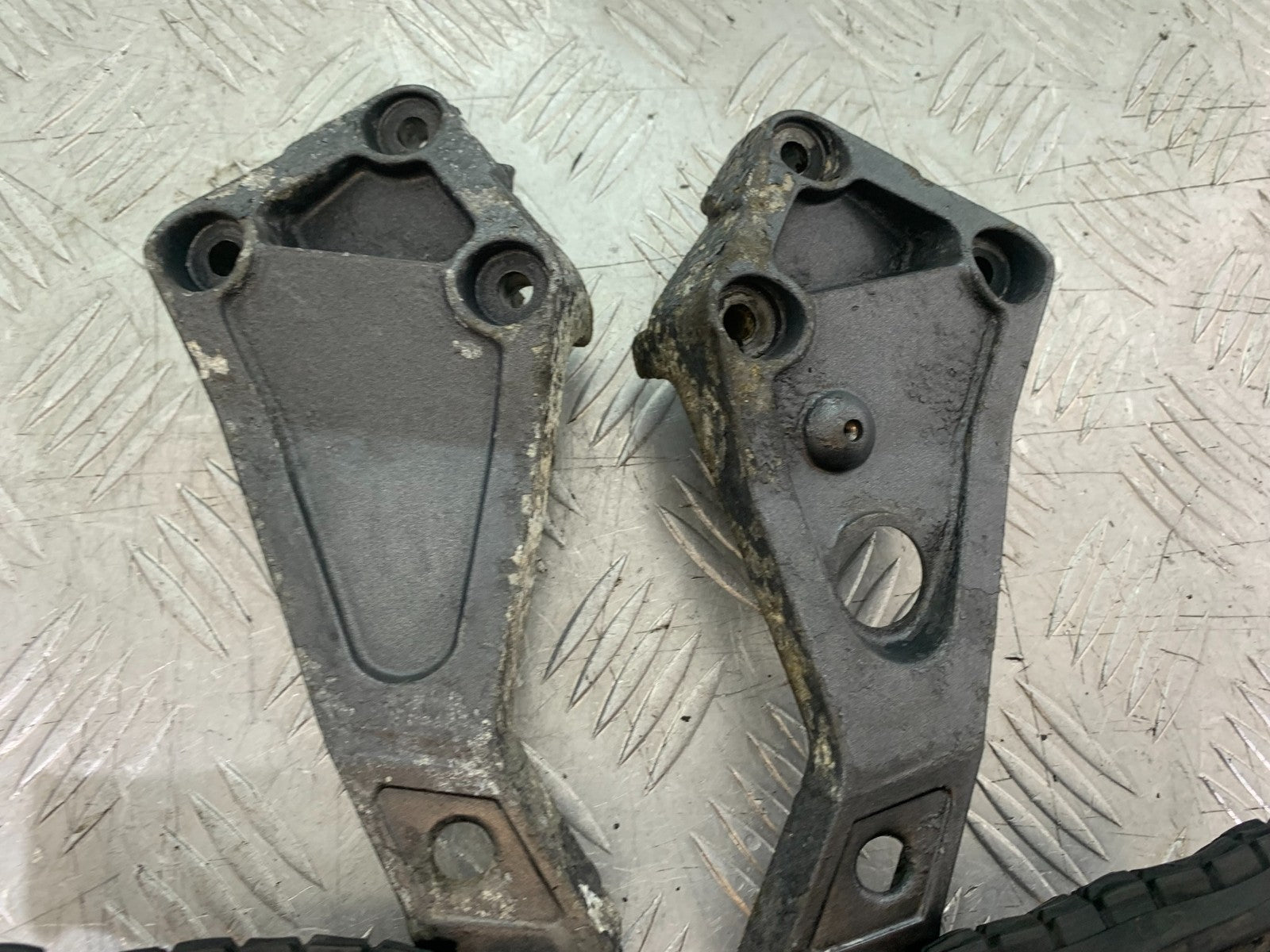 TRIUMPH TROPHY 900 REAR HANGERS AND PEGS  YEAR 1991-95 (CMB1251)