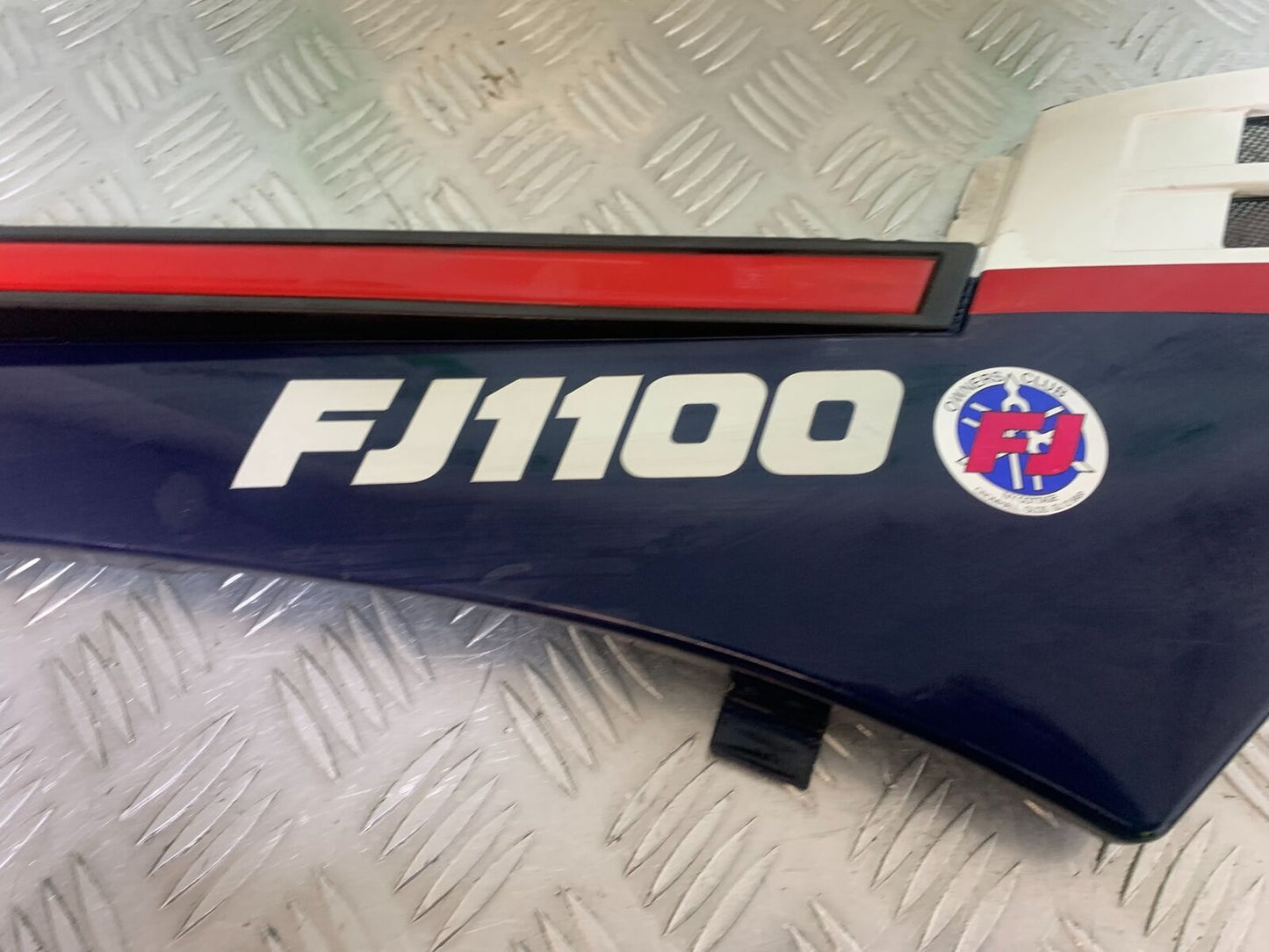 YAMAHA FJ1100 FJ 1100 RIGHT SEAT PANEL  YEAR 1984-1985 (CMB1101)