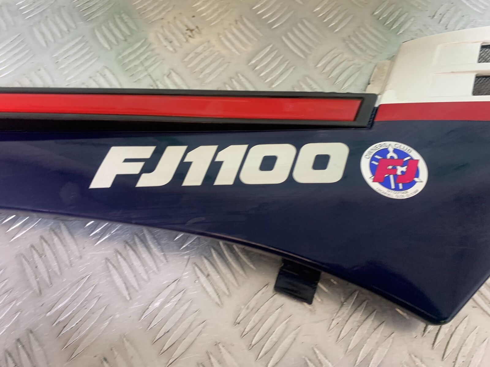 YAMAHA FJ1100 FJ 1100 RIGHT SEAT PANEL  YEAR 1984-1985 (CMB1101)