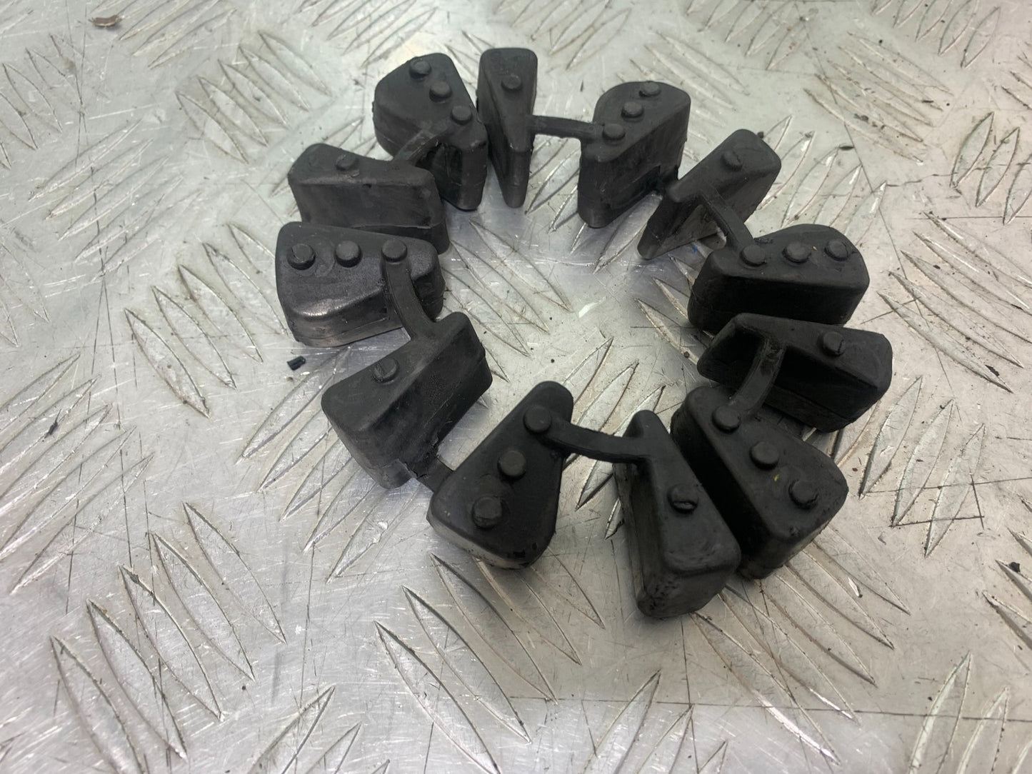 TRIUMPH 675 STREET TRIPLE CUSH DRIVE RUBBERS  2013-2016 (CMB1186)