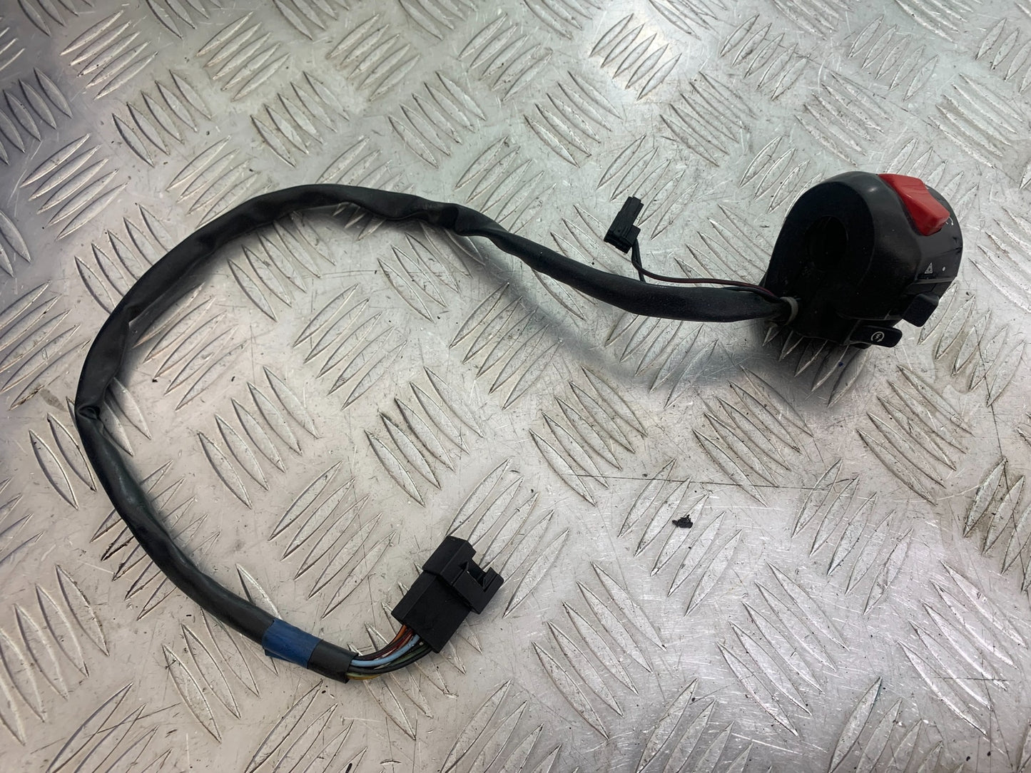 SUZUKI GSF600 GSF 600 BANDIT RIGHT SWITCH GEAR  YEAR 2001-2003 (CMB1157)