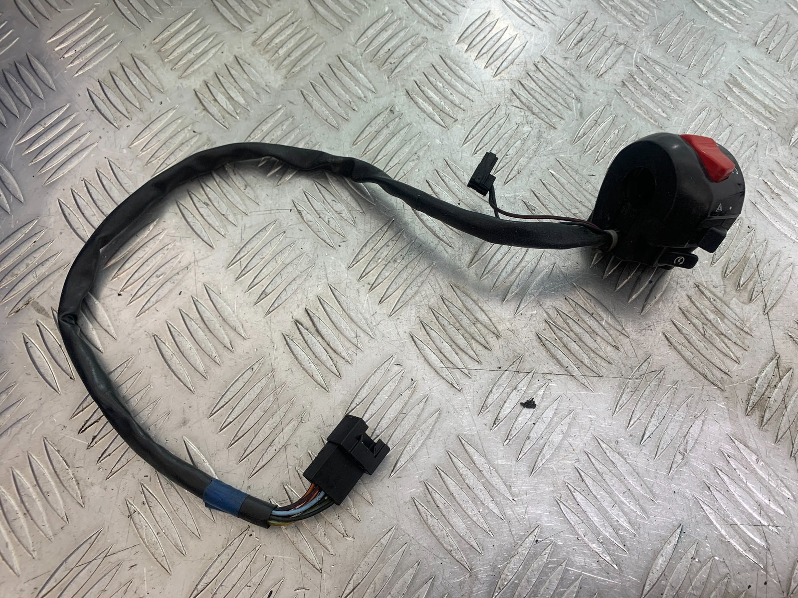 SUZUKI GSF600 GSF 600 BANDIT RIGHT SWITCH GEAR  YEAR 2001-2003 (CMB1157)