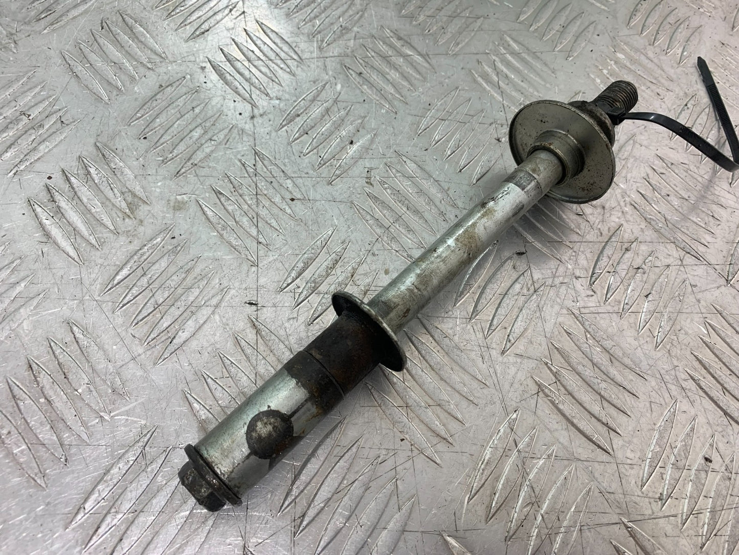 SUZUKI GSF600 GSF 600 BANDIT FRONT WHEEL SPINDLE   2000-2004 (CMB1269)