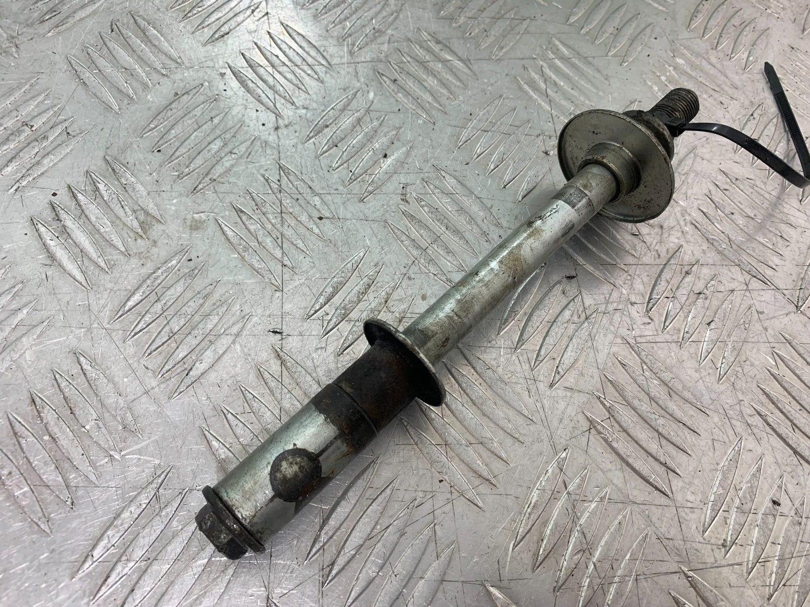 SUZUKI GSF600 GSF 600 BANDIT FRONT WHEEL SPINDLE   2000-2004 (CMB1269)