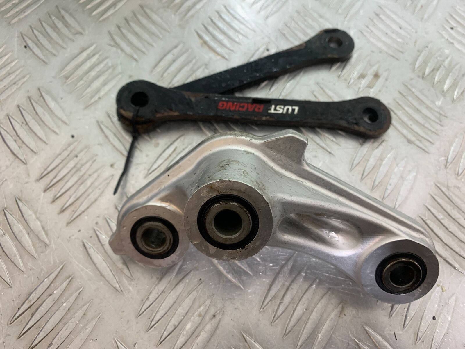 TRIUMPH TIGER 800 REAR SHOCK LINKAGE  YEAR 2011-2014 (CMB1113)