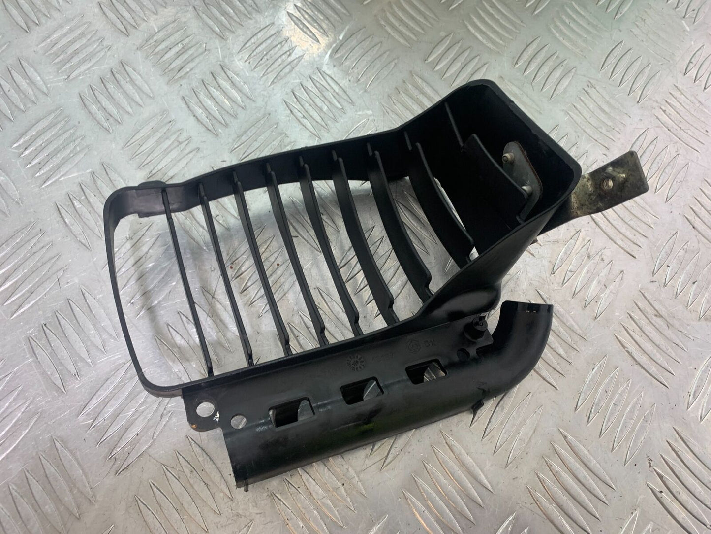 PIAGGIO VESPA GTS 300 RADIATOR GRILL  YEAR 2010 (CMB1062)