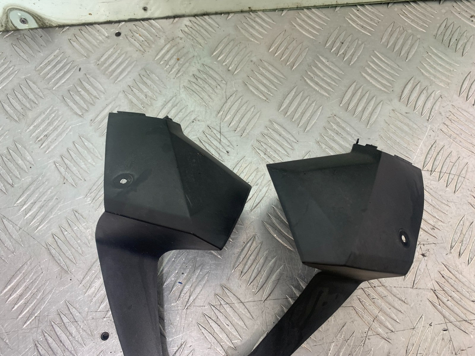 YAMAHA XJ6 XJ6-S LEFT AND RIGHT TOP FAIRING  INFILLS   YEAR 2009-2015  (CMB1212)