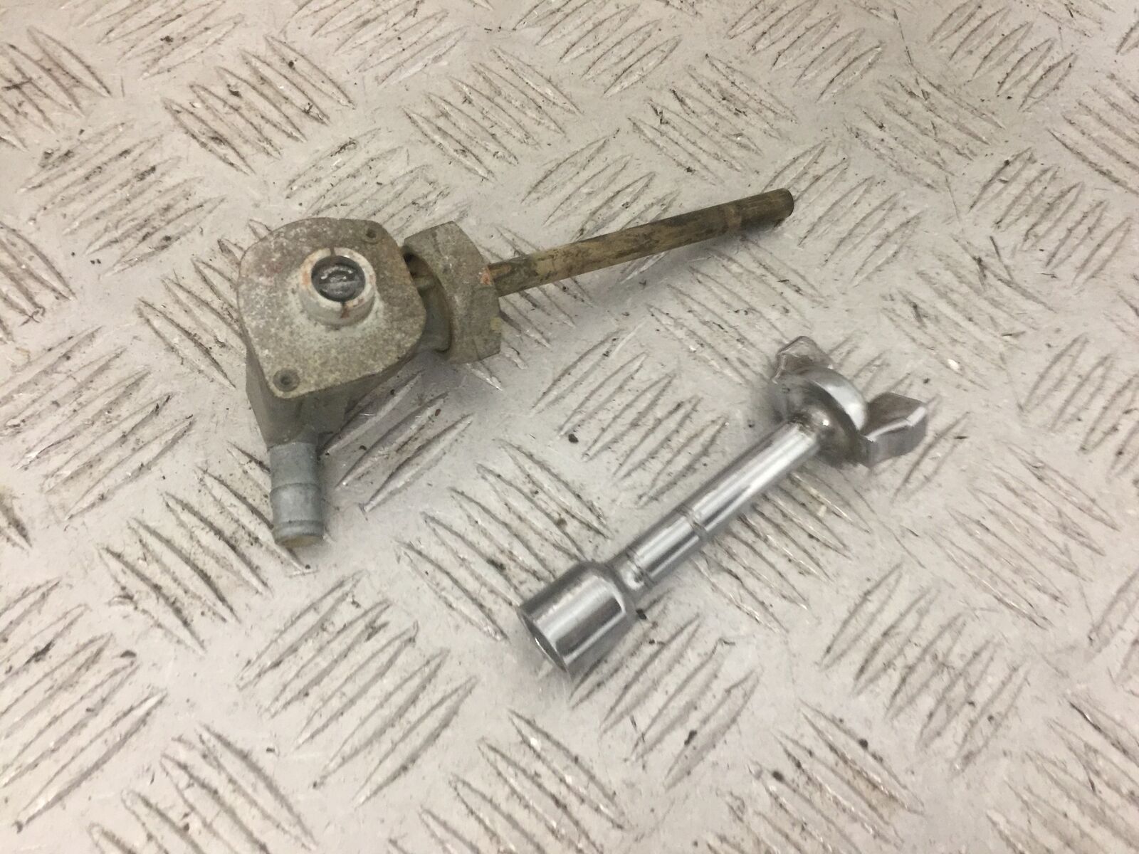 HONDA VT600 VT 600 SHADOW PETROL TAP (DAMAGED)  YEAR 1992-1997 (STOCK 833)