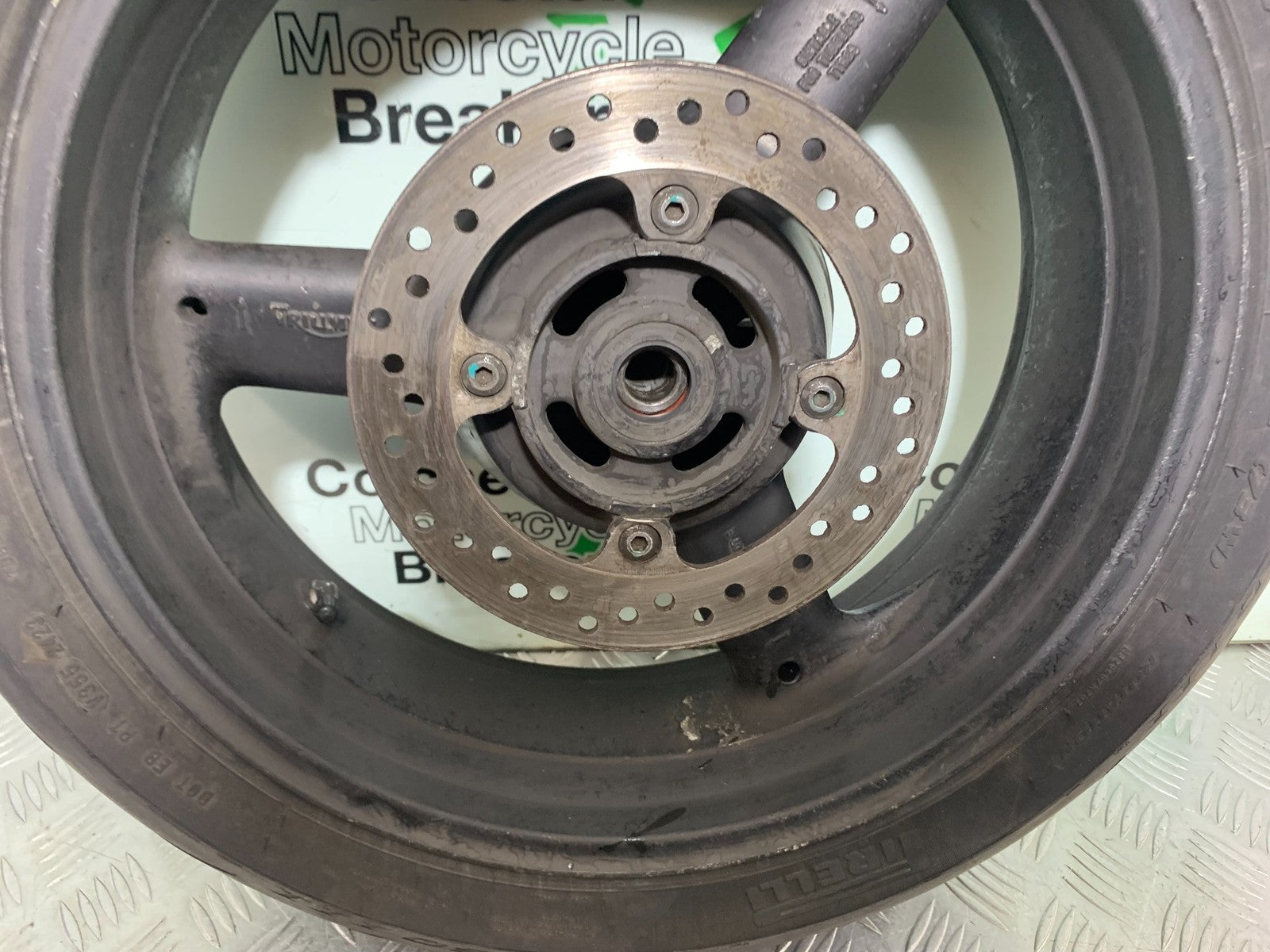 TRIUMPH 955i DAYTONA REAR WHEEL YEAR 2002-2006 (CMB1229)