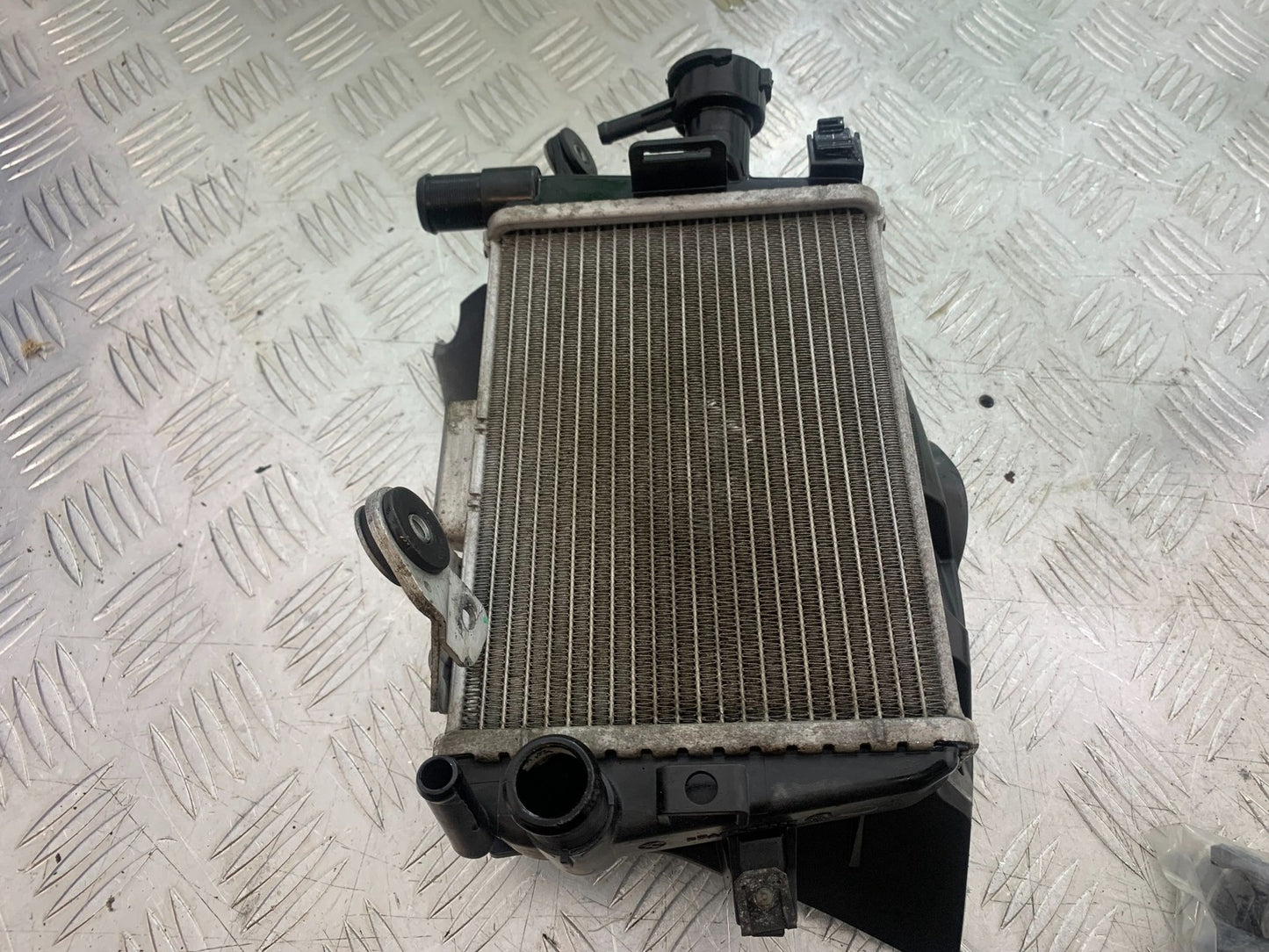 BMW R1200 R 1200 GS RIGHT RADIATOR YEAR 2013-2016 (CMB1257)