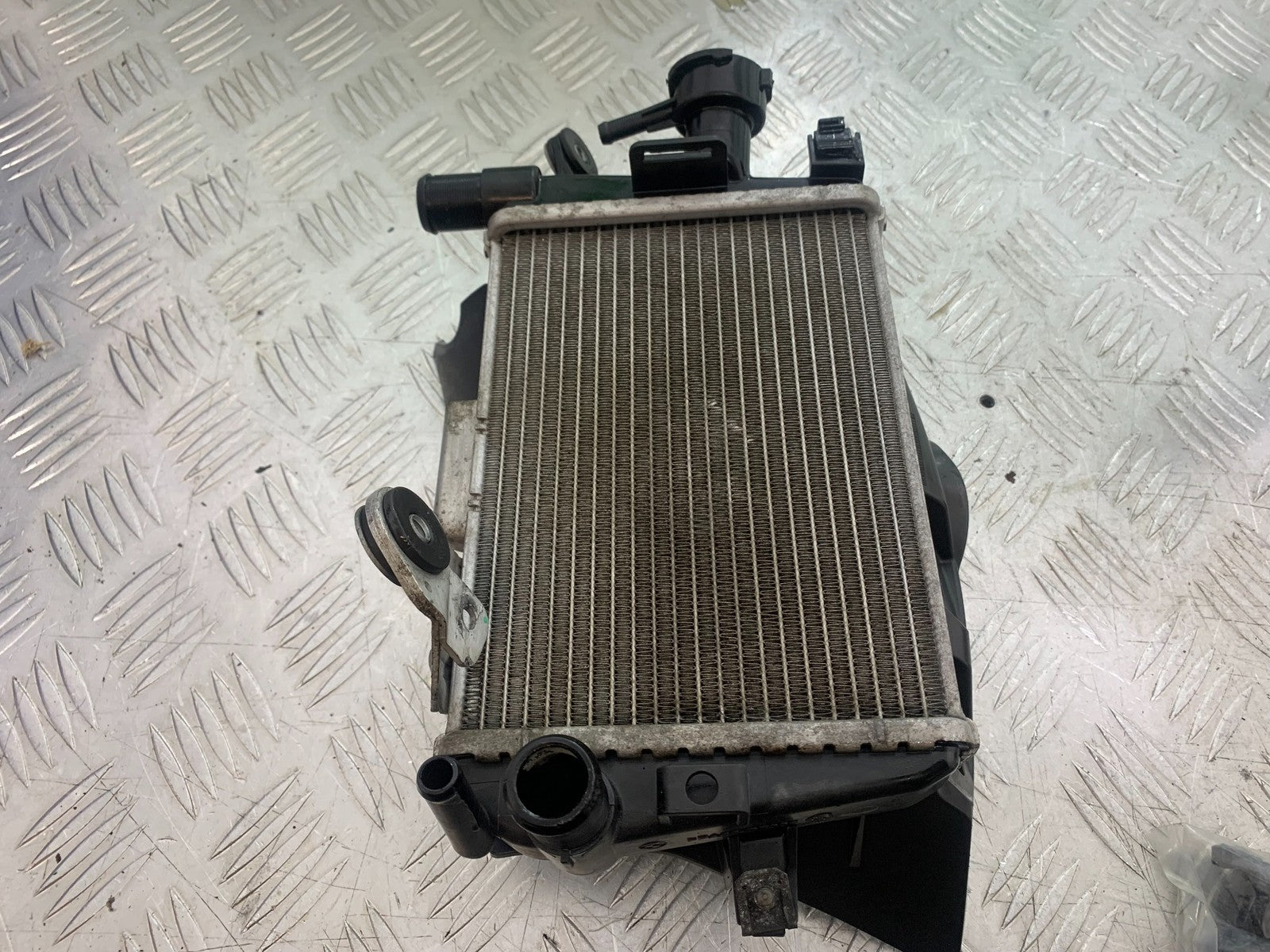 BMW R1200 R 1200 GS RIGHT RADIATOR YEAR 2013-2016 (CMB1257)