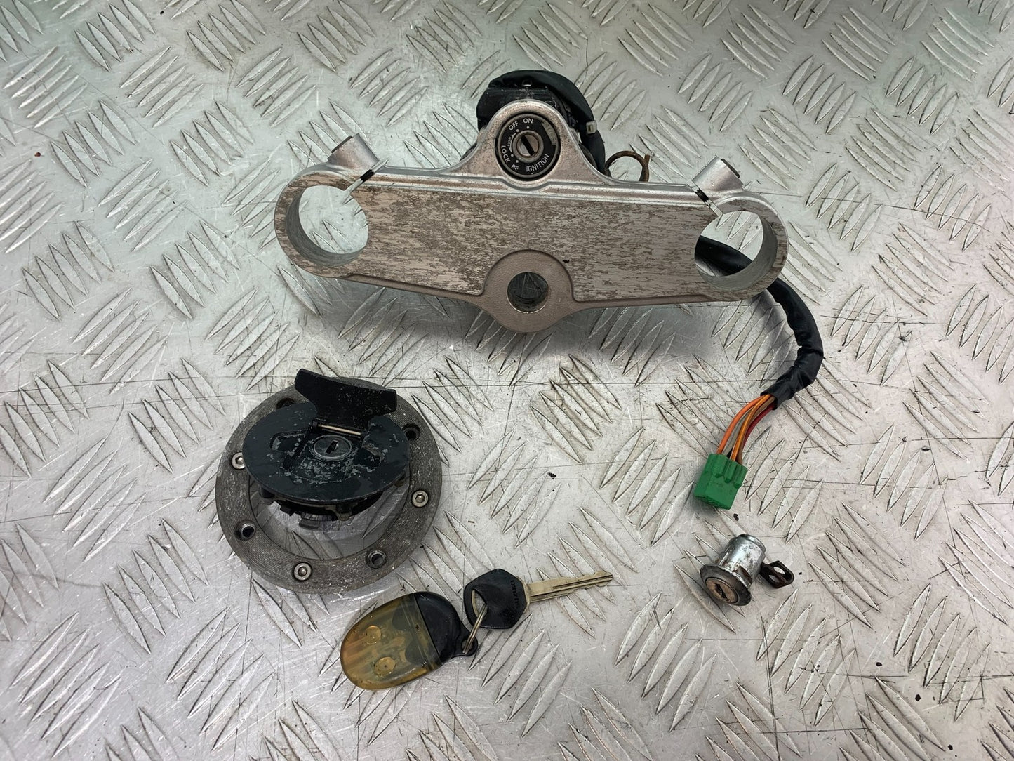 SUZUKI SV650 SV 650 mk1 LOCKS AND KEY  YEAR 1999-2002 (CMB1208)