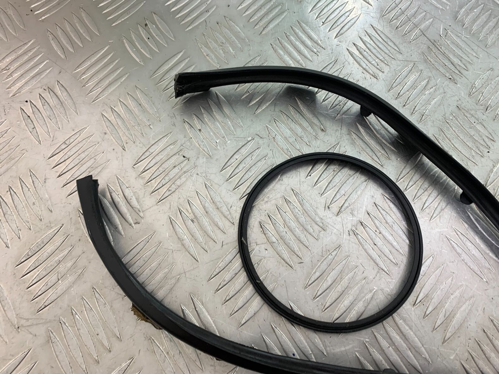 TRIUMPH THUNDERBIRD 1600 CLOCK SURROUND RUBBERS YEAR 2011 (CMB1107)