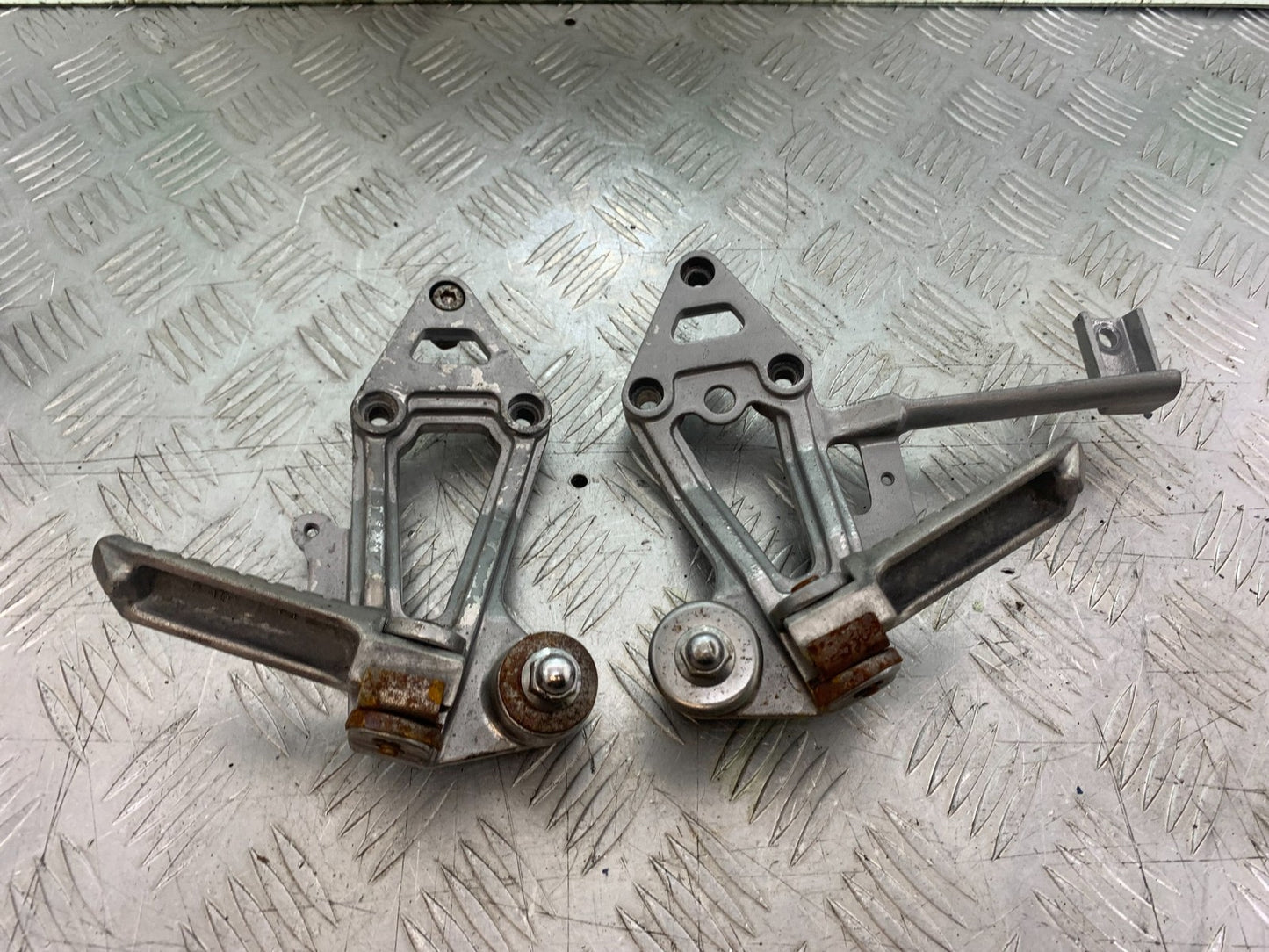 KAWASAKI GPX 750 GPX 750 REAR HANGERS AND PEGS  YEAR 1990