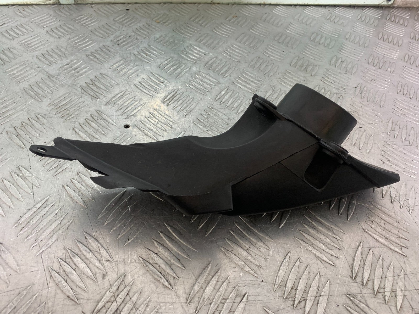 APRILIA TUONO 1000 V4R RIGHT AIR TUBE  YEAR 2011-13  (CMB1316)