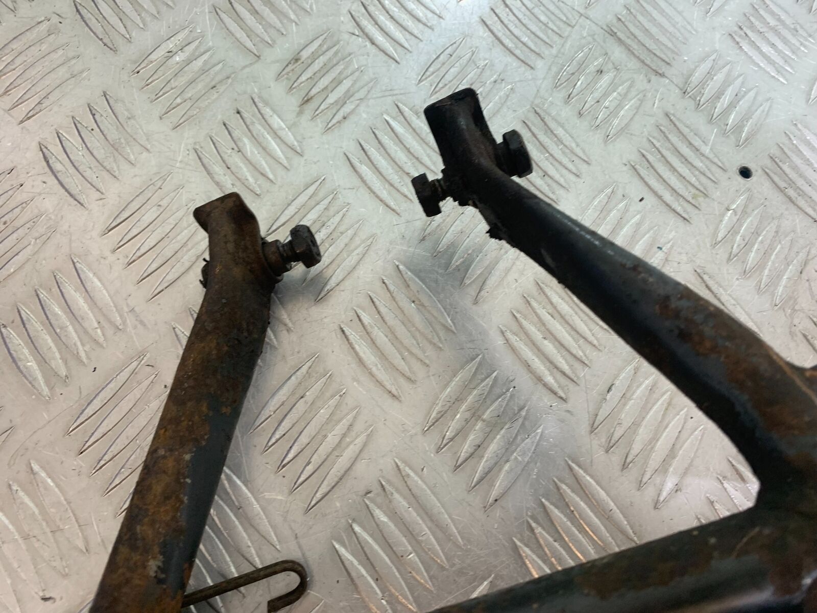KAWASAKI Z750 ZR750 ZR-7S CENTER STAND    YEAR 1999-05 (CMB1135)