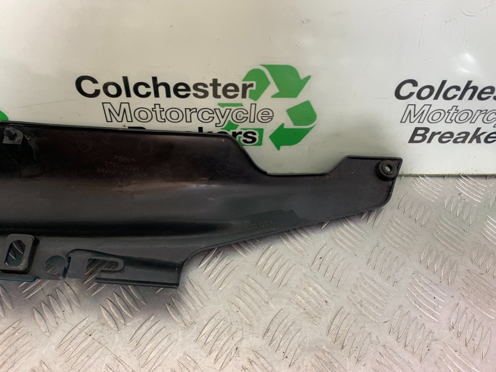 KAWASAKI ZZR1100 D RIGHT SEAT PANEL  YEAR 1993-2001 (CMB1189)