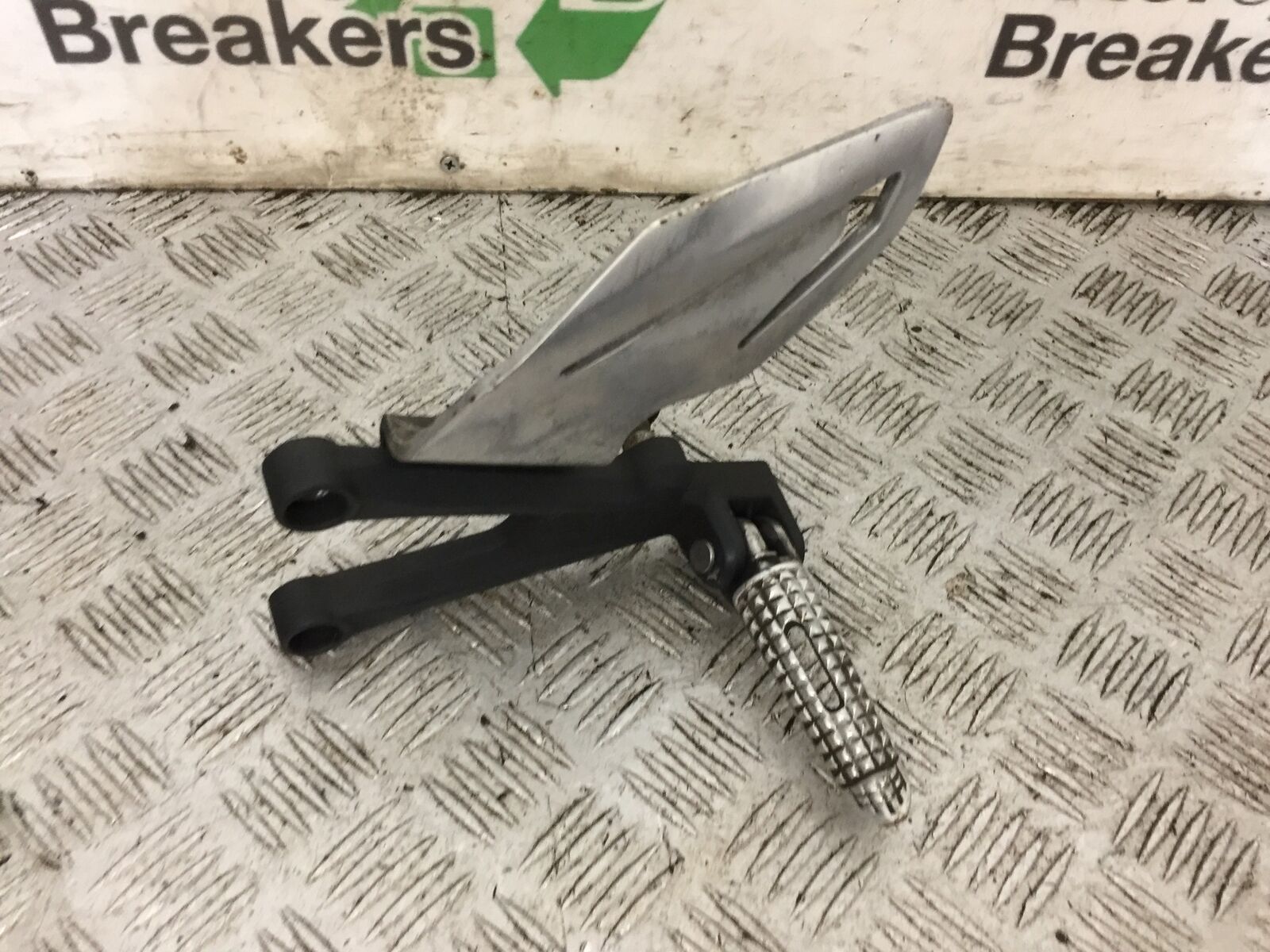 TRIUMPH 675 STREET TRIPLE FRONT LEFT HANGER   YEAR 2016 (STOCK 812)