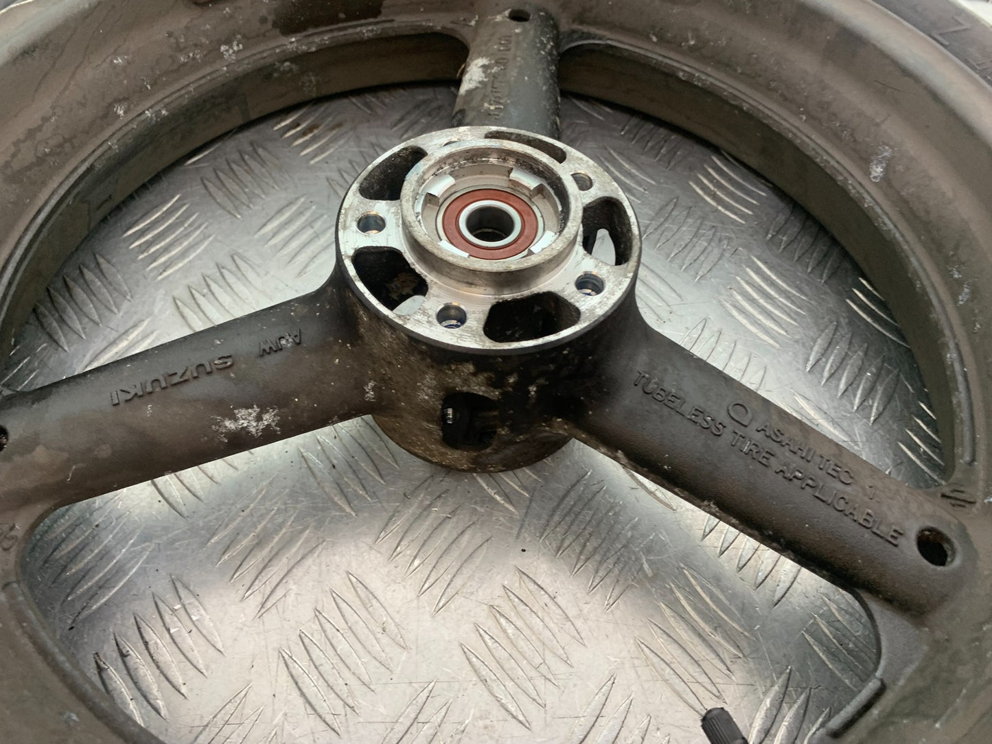 SUZUKI GSF600 GSF 600 BANDIT FRONT WHEEL   2000-2004 (CMB1269)