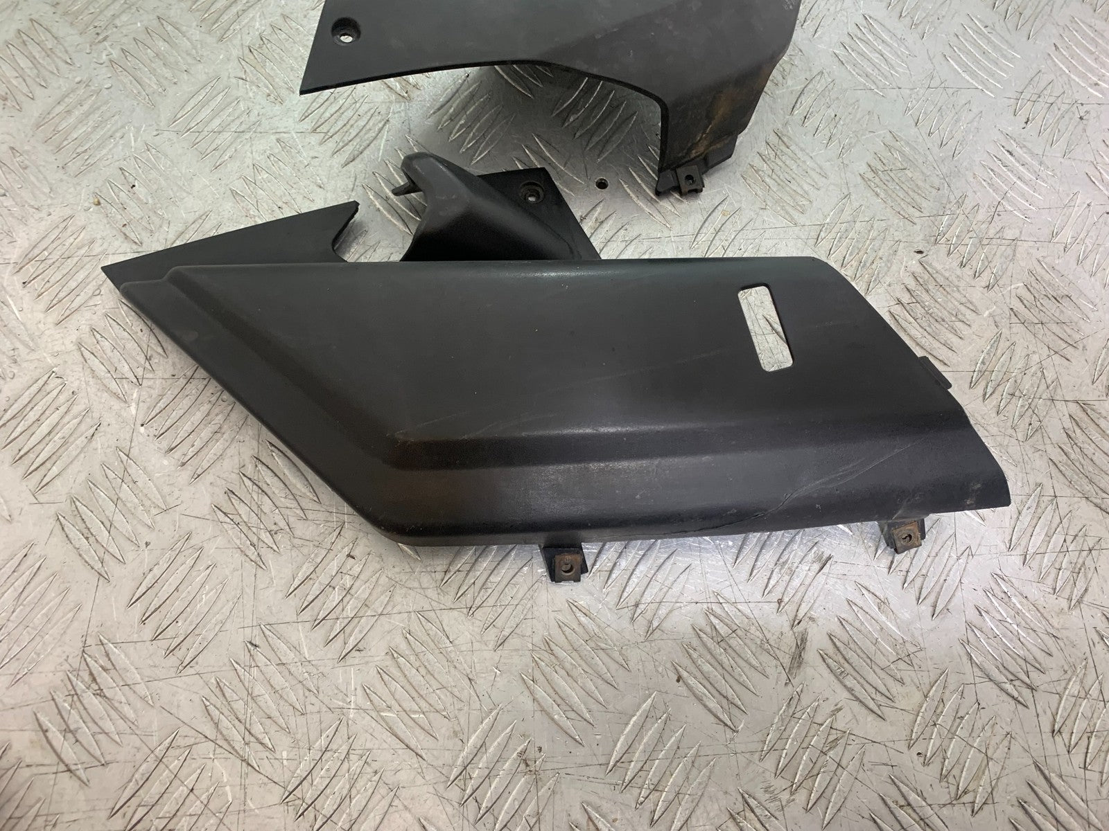 YAMAHA XMAX 250 XMAX 250 LEFT AND RIGHT INFILL COVERS YEAR 2006-09 (CMB1201)
