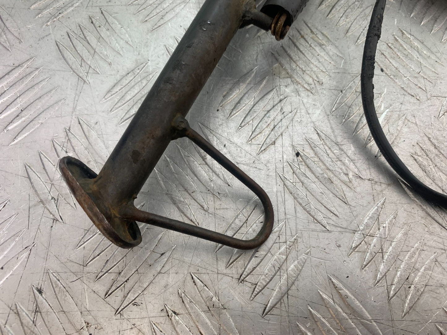 APRILIA 650 PAGASO STRADA LEFT HANGER PEG & STAND YEAR 2005-2010 (CMB1260)