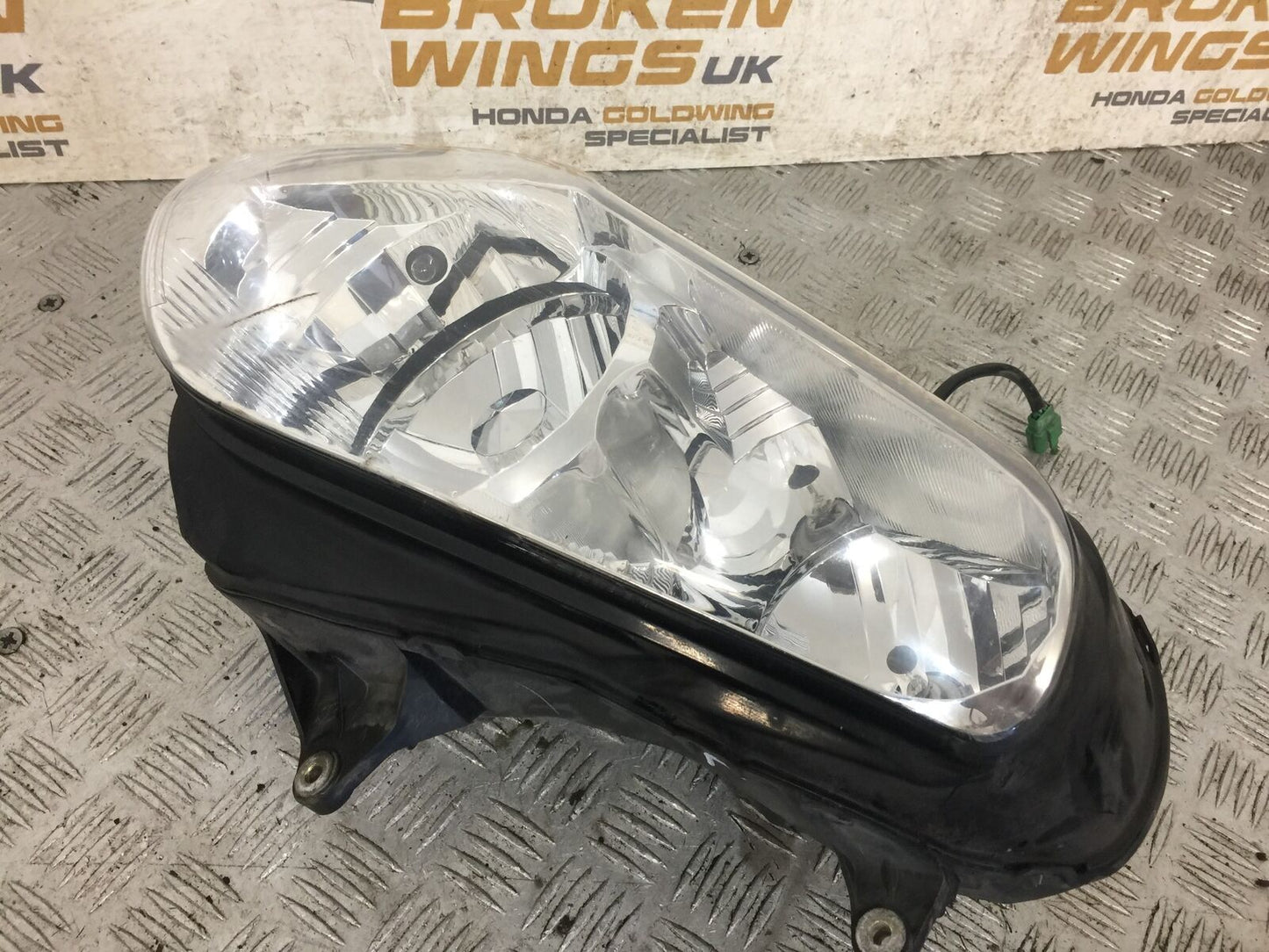 HONDA GL1800 GL 1800 RIGHT HEADLIGHT   YEAR 2004-10 ABS (STOCK 890)
