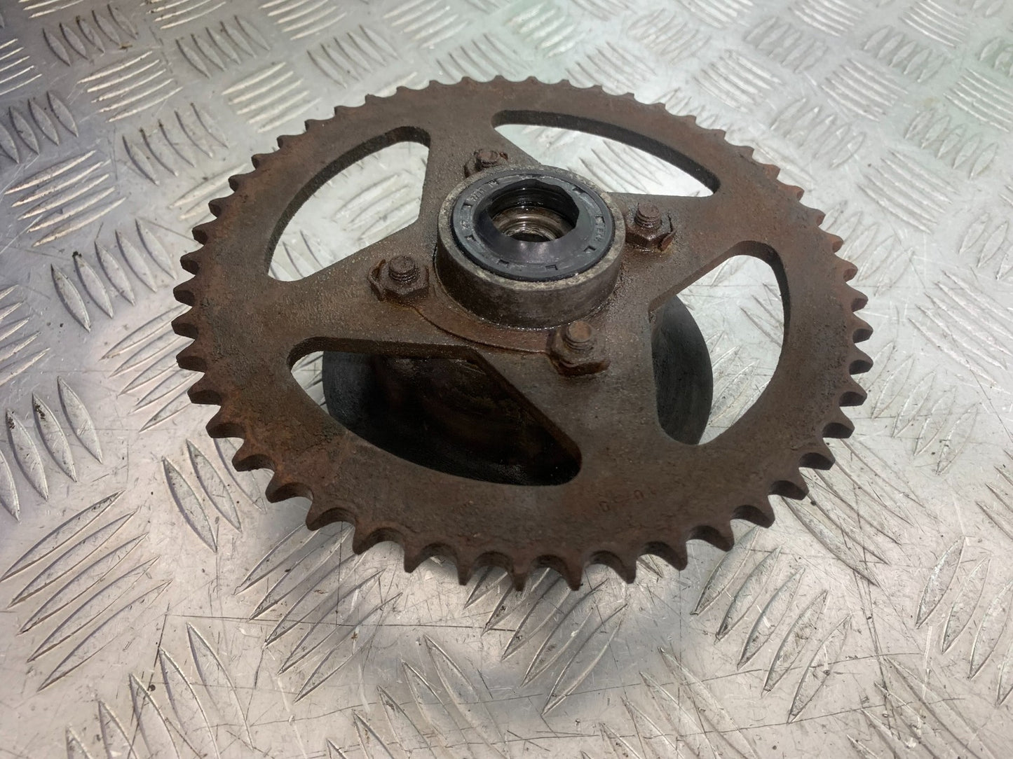 SINNIS TERRAIN 125 SPROCKET CARRIER YEAR 2017-2020 (CMB1241)