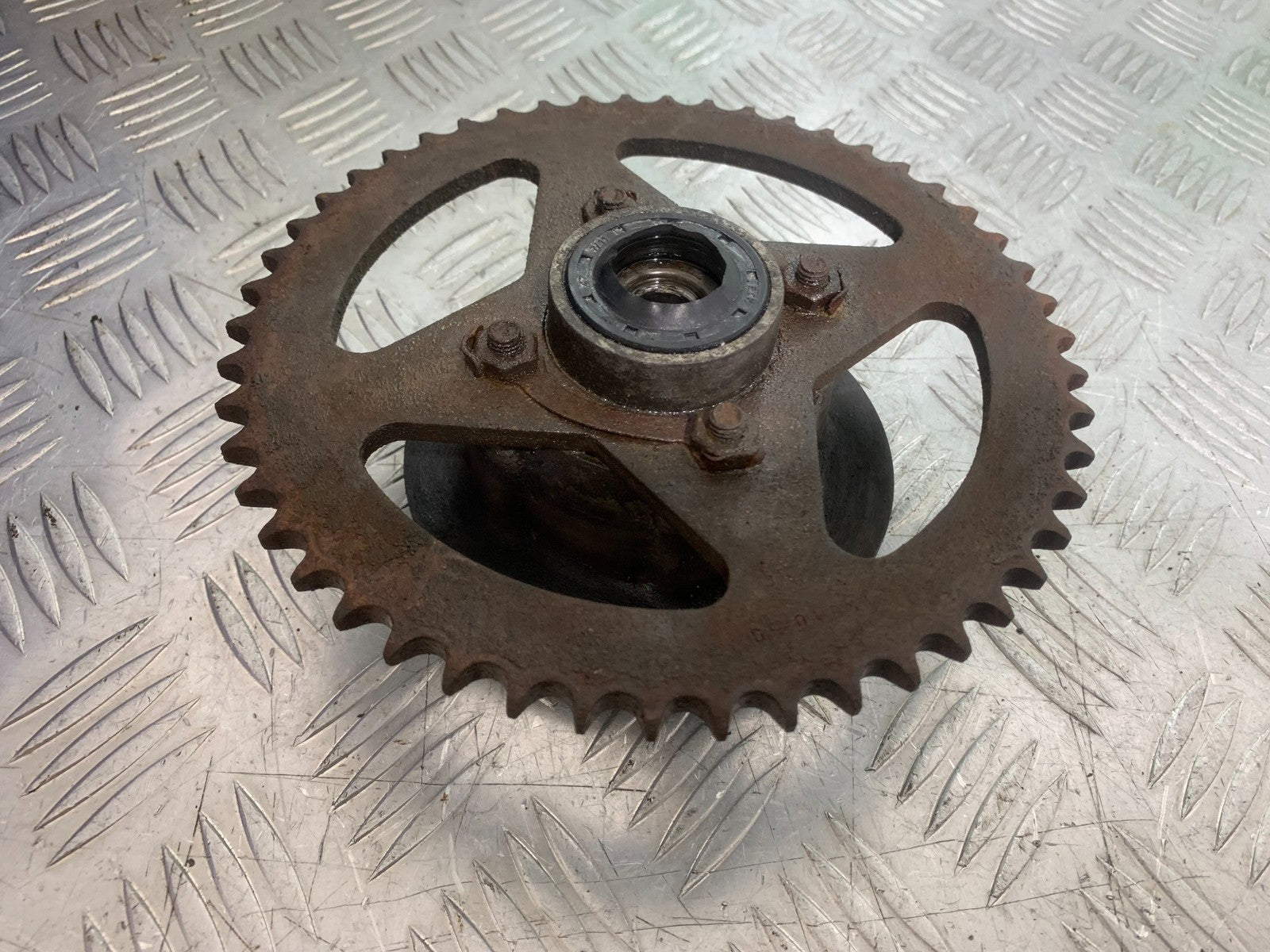 SINNIS TERRAIN 125 SPROCKET CARRIER YEAR 2017-2020 (CMB1241)