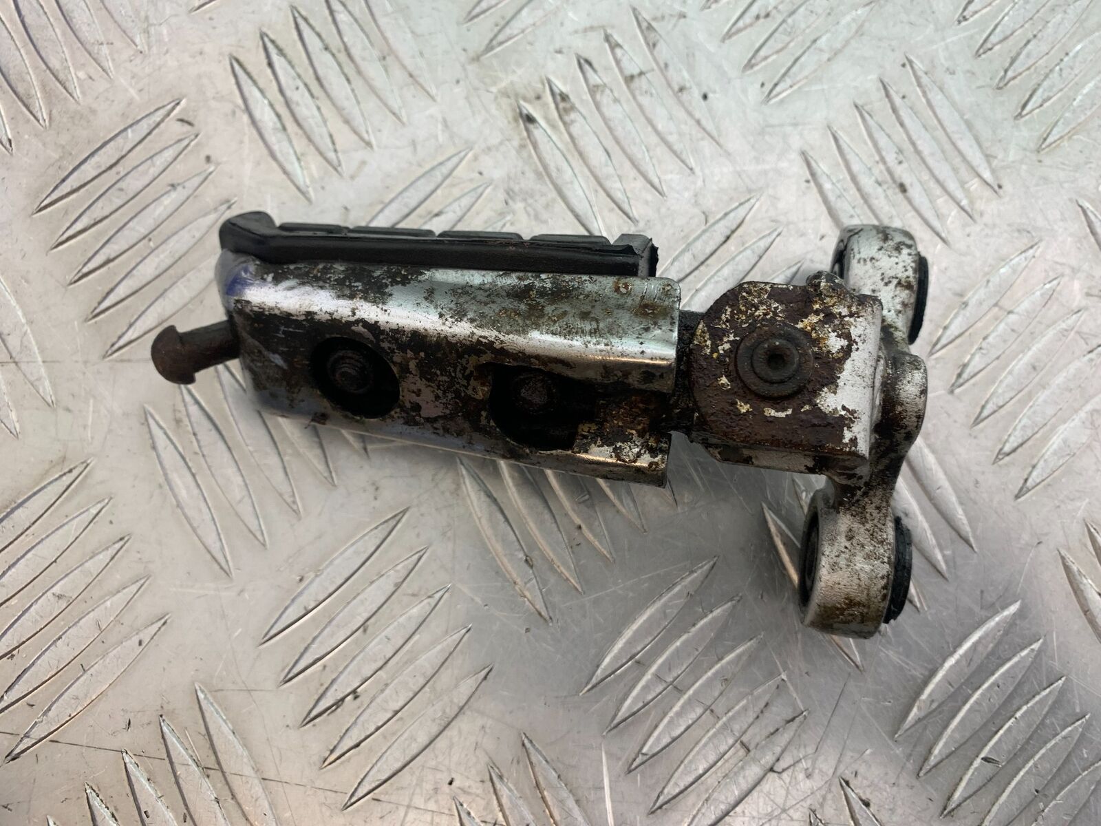 YAMAHA FJ1100 FJ 1100 FRONT LEFT FOOTPEG   YEAR 1984-1985 (CMB1101)