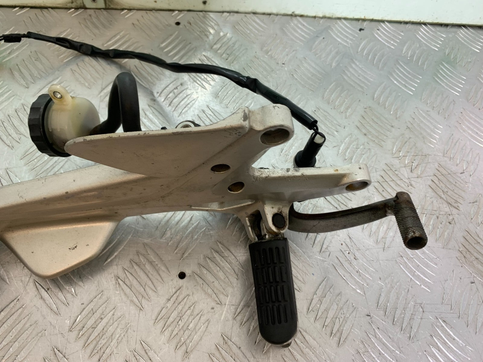 HONDA CBF500 CBF 500 RIGHT HANGER AND PEGS   YEAR 2004-2008  (CMB1294)