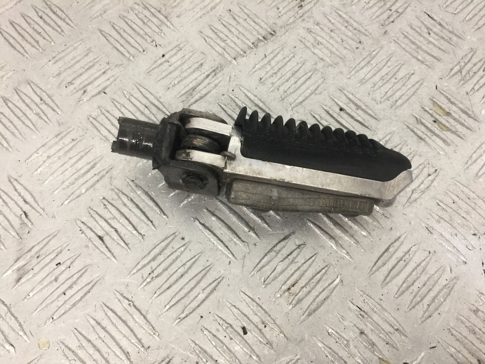 SUZUKI GSF600 GSF 600 BANDIT FRONT RIGHT PEG  YEAR 2002 (STOCK 852)