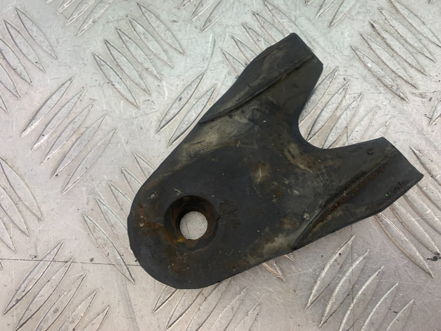 YAMAHA XV535 XV 535 VIRAGO PETROL TANK RUBBER MOUNT  YEAR 1994-02 (CMB1162)