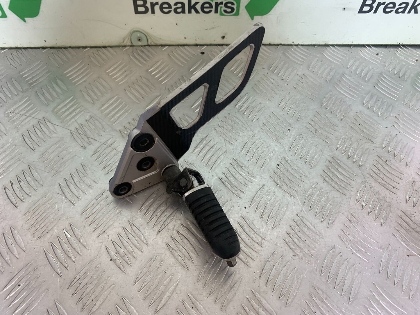 SUZUKI GSF1250 GSF 1250 BANDIT FRONT LEFT HANGER & PEG  YEAR 2007-2011 (CMB1125)
