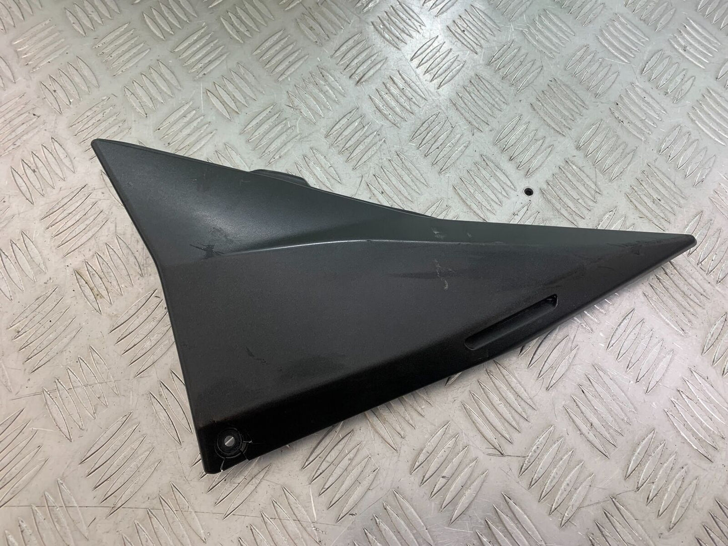KAWASAKI Z750 Z 750 LEFT SEAT PANEL  YEAR 2004-2006  (CMB1104)