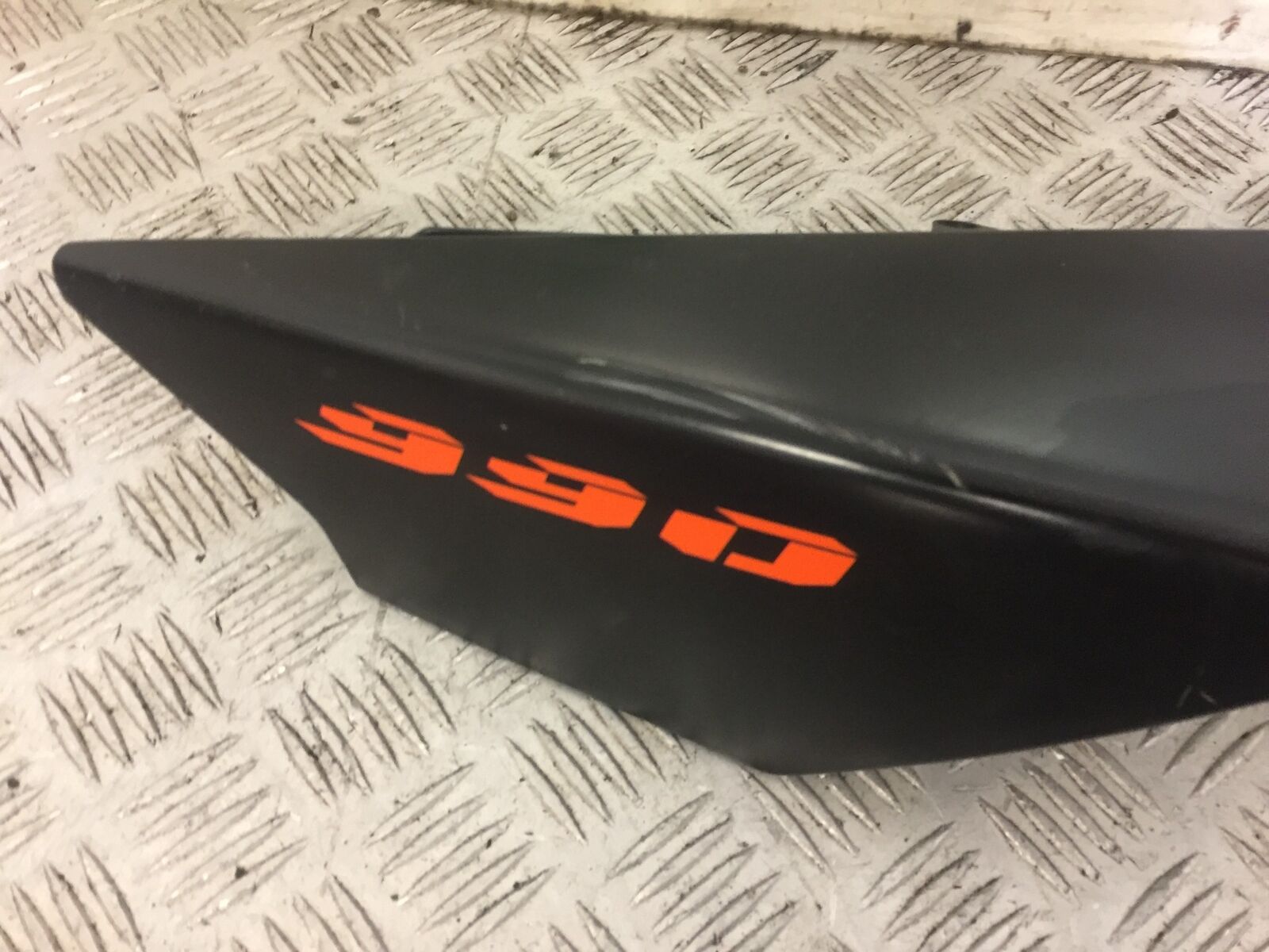 KTM 990 SUPERMOTO LEFT SEAT PANEL YEAR 2008 (STOCK 662)