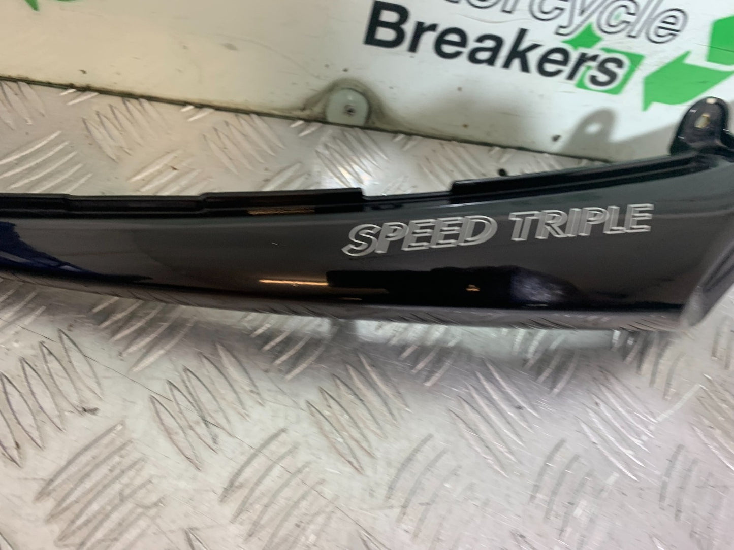 TRIUMPH 1050 SPEED TRIPLE RIGHT SEAT PANEL YEAR 2005-2007 (CMB1322)