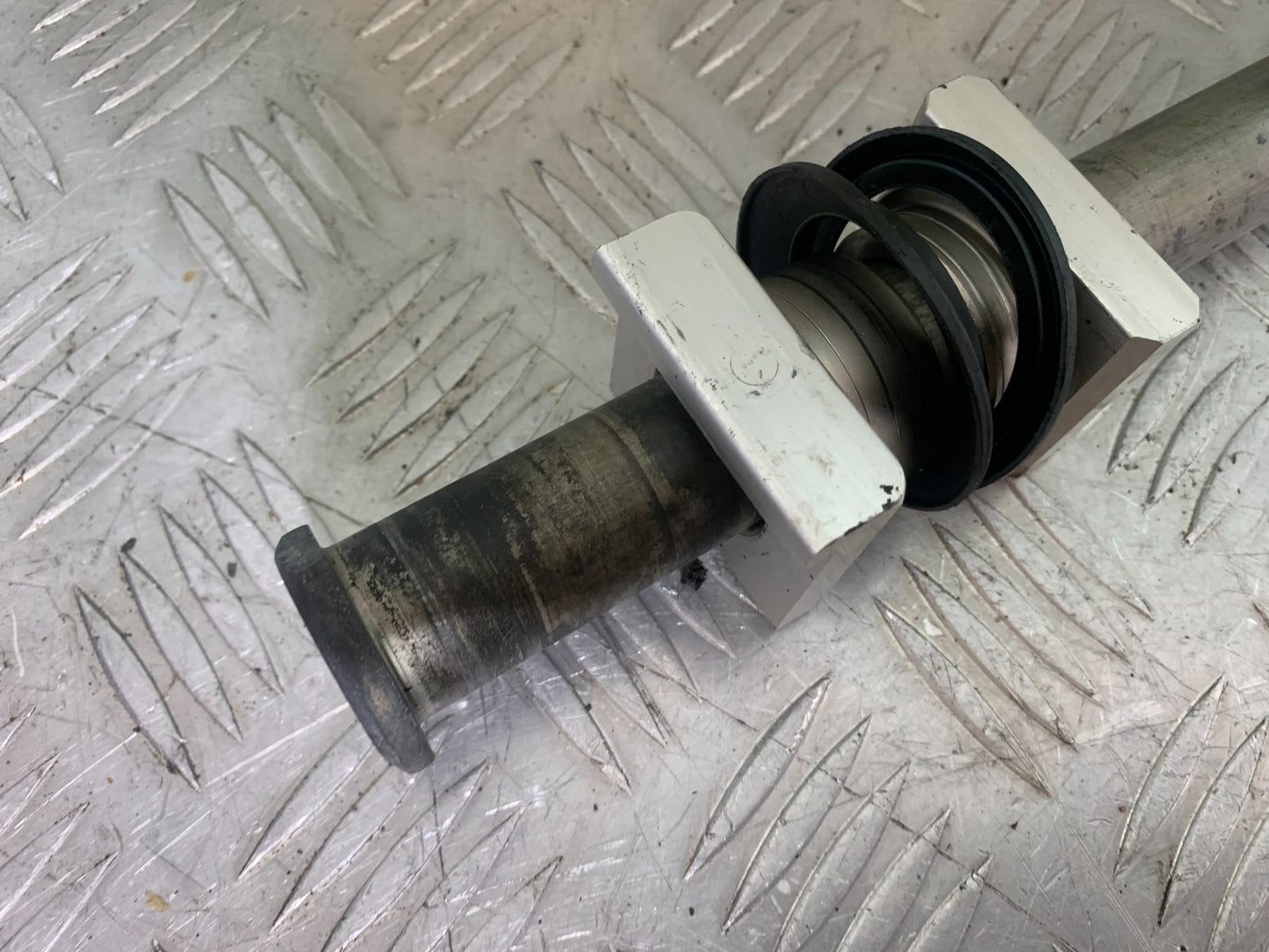 YAMAHA YZF R1 14 B BIG BANG REAR  WHEEL SPINDLE    2009-14 (CMB1175)