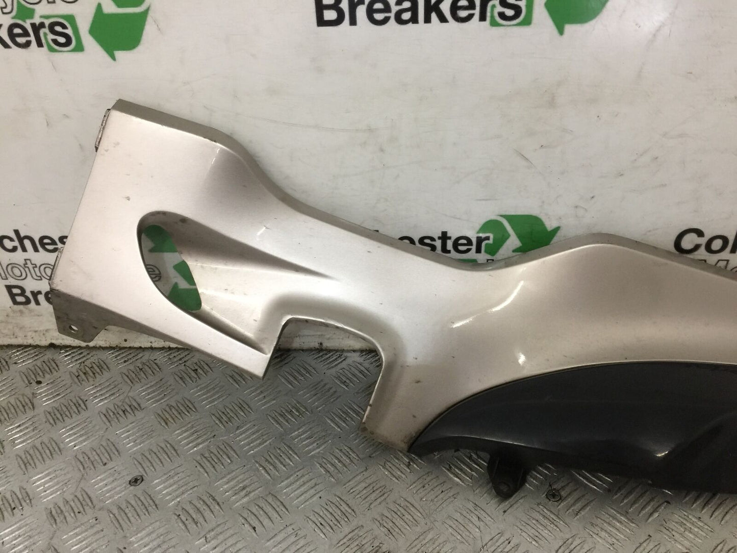 SUZUKI AN 250 BURGMAN LEFT LOWER PANEL YEAR 1999  (STOCK 881)