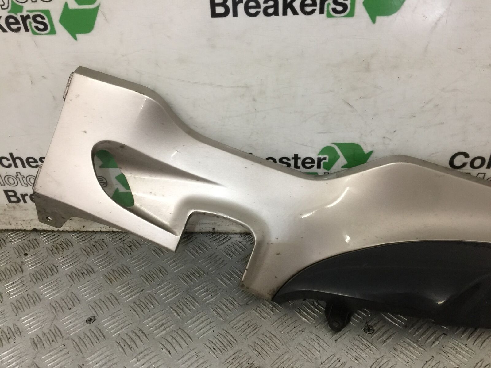 SUZUKI AN 250 BURGMAN LEFT LOWER PANEL YEAR 1999  (STOCK 881)