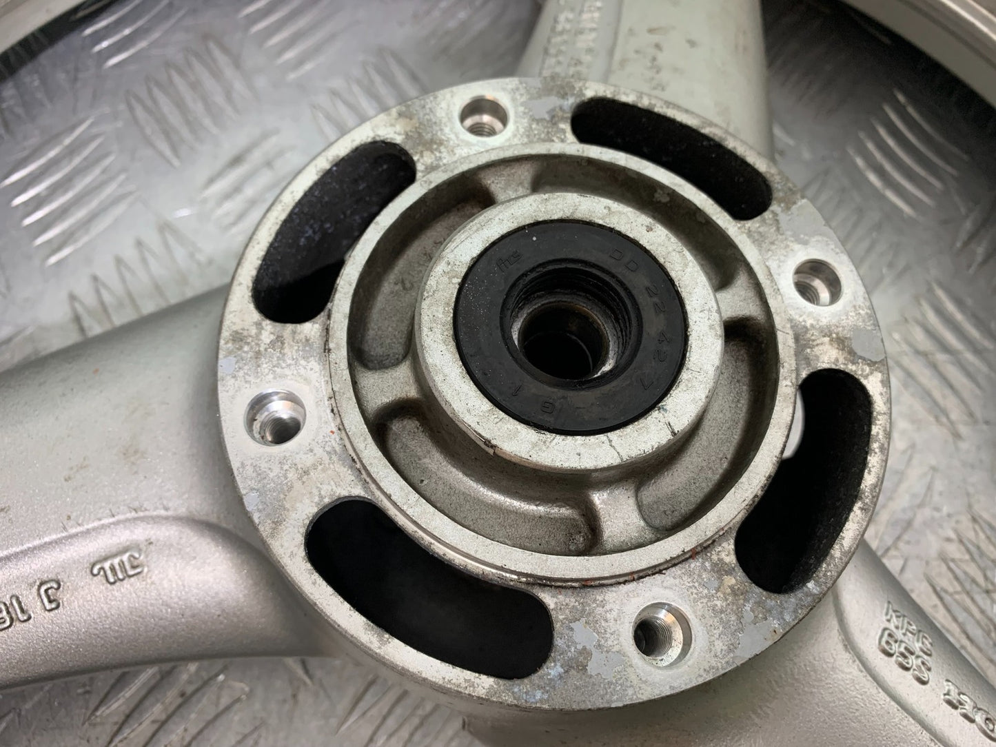 HONDA XL125 VARADERO FRONT WHEEL  YEAR 2001-2006  (CMB1304)