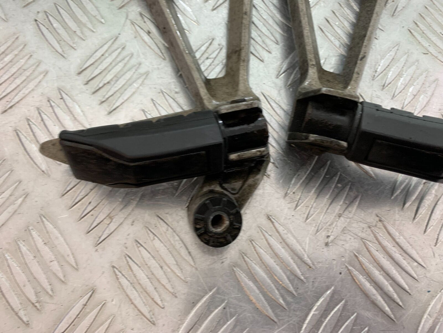HONDA CBR500R CBR 500 R REAR HANGERS AND PEGS  YEAR 2012-16 (CMB1048)