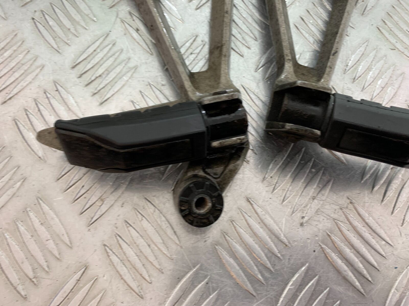 HONDA CBR500R CBR 500 R REAR HANGERS AND PEGS  YEAR 2012-16 (CMB1048)