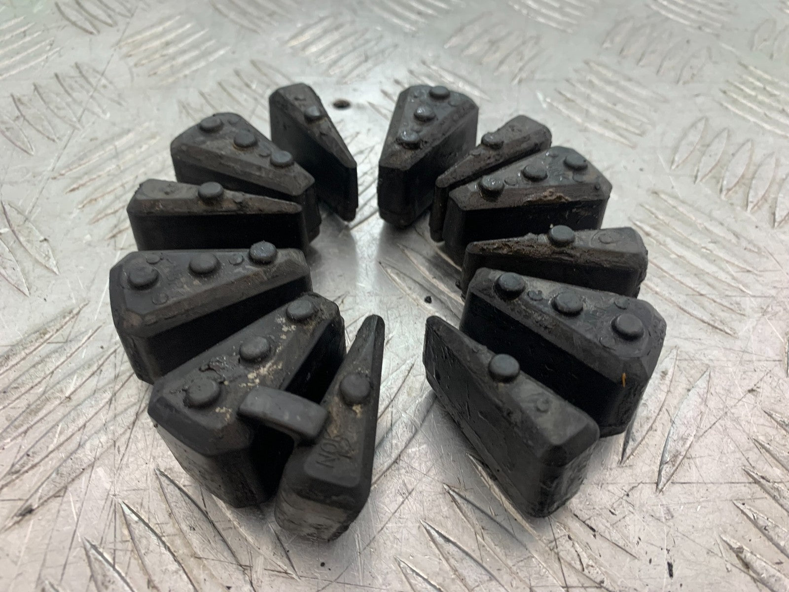 YAMAHA FZS1000 FAZER CUSH DRIVE RUBBERS  YEAR 2001-05 (CMB1275)
