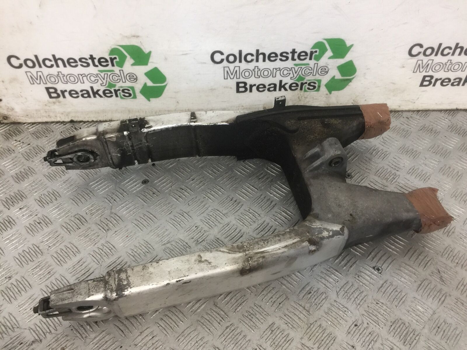HONDA CBR600 CBR 600 F4I SWINGARM   YEAR 2002  (STOCK 867)